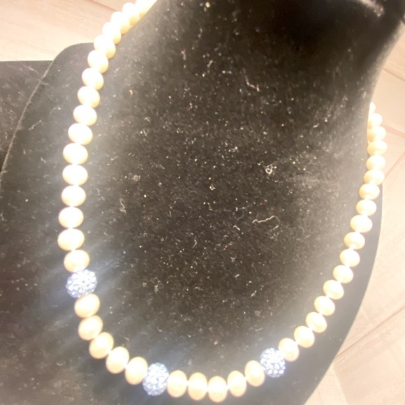 Fresh water pearls and crystals set Necklace, bracelet, and earrings - Picture 3 of 11